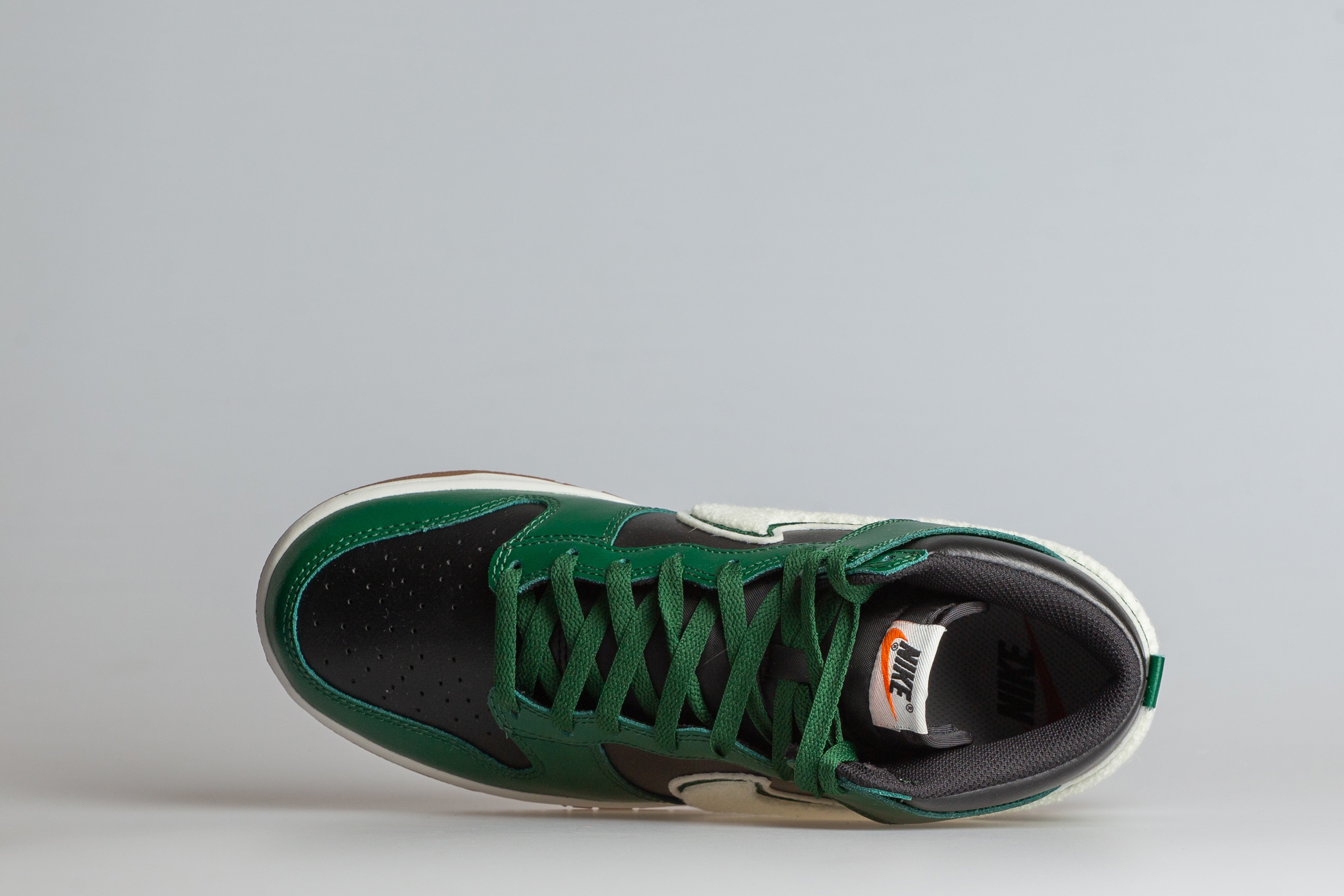 Dunk Hi Retro University
