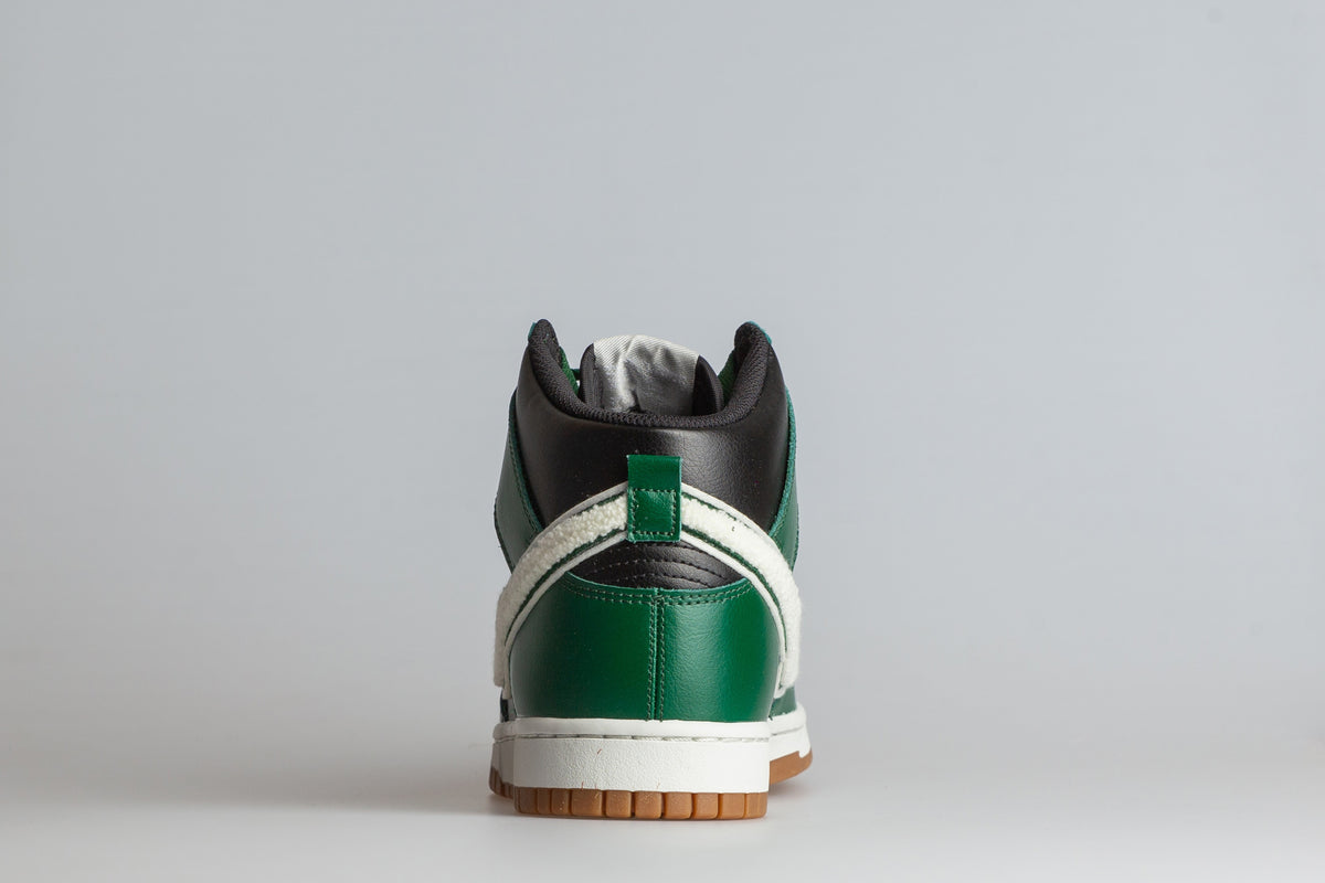Dunk Hi Retro University