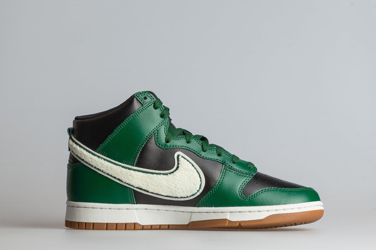 Dunk Hi Retro University