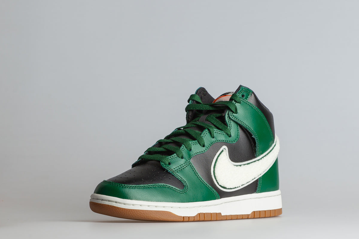 Dunk Hi Retro University
