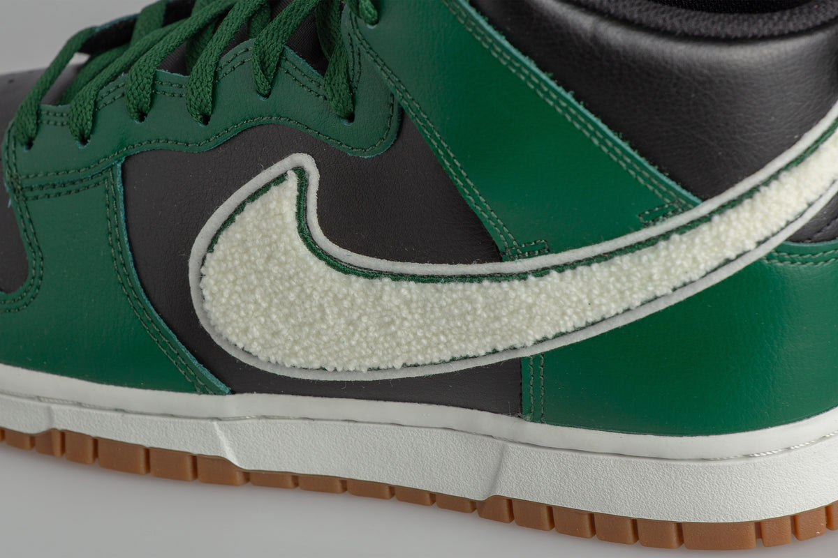 Dunk Hi Retro University